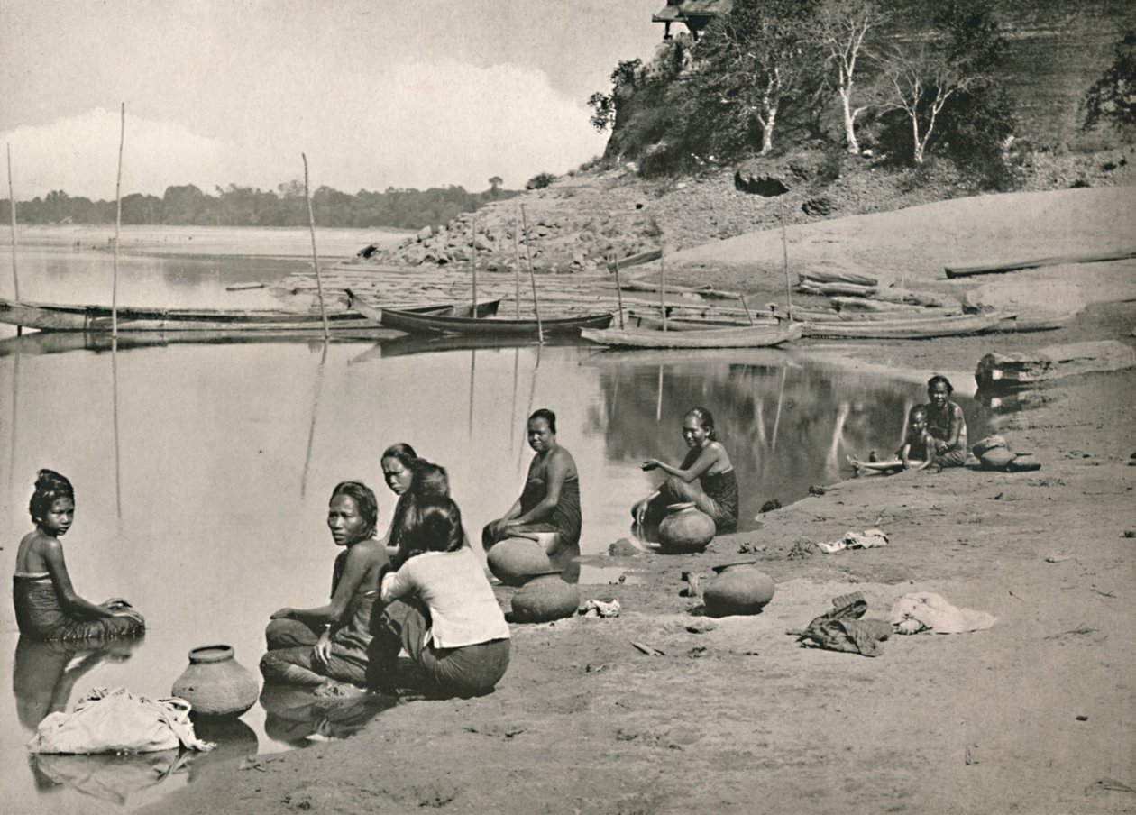 Typical Riverside Scene on the Great Irrawaddy - Women Bathing and Drawing Water by Unbekannt