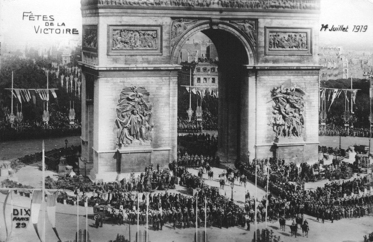 Victory parade, Paris, 14th July 1919 by Unbekannt