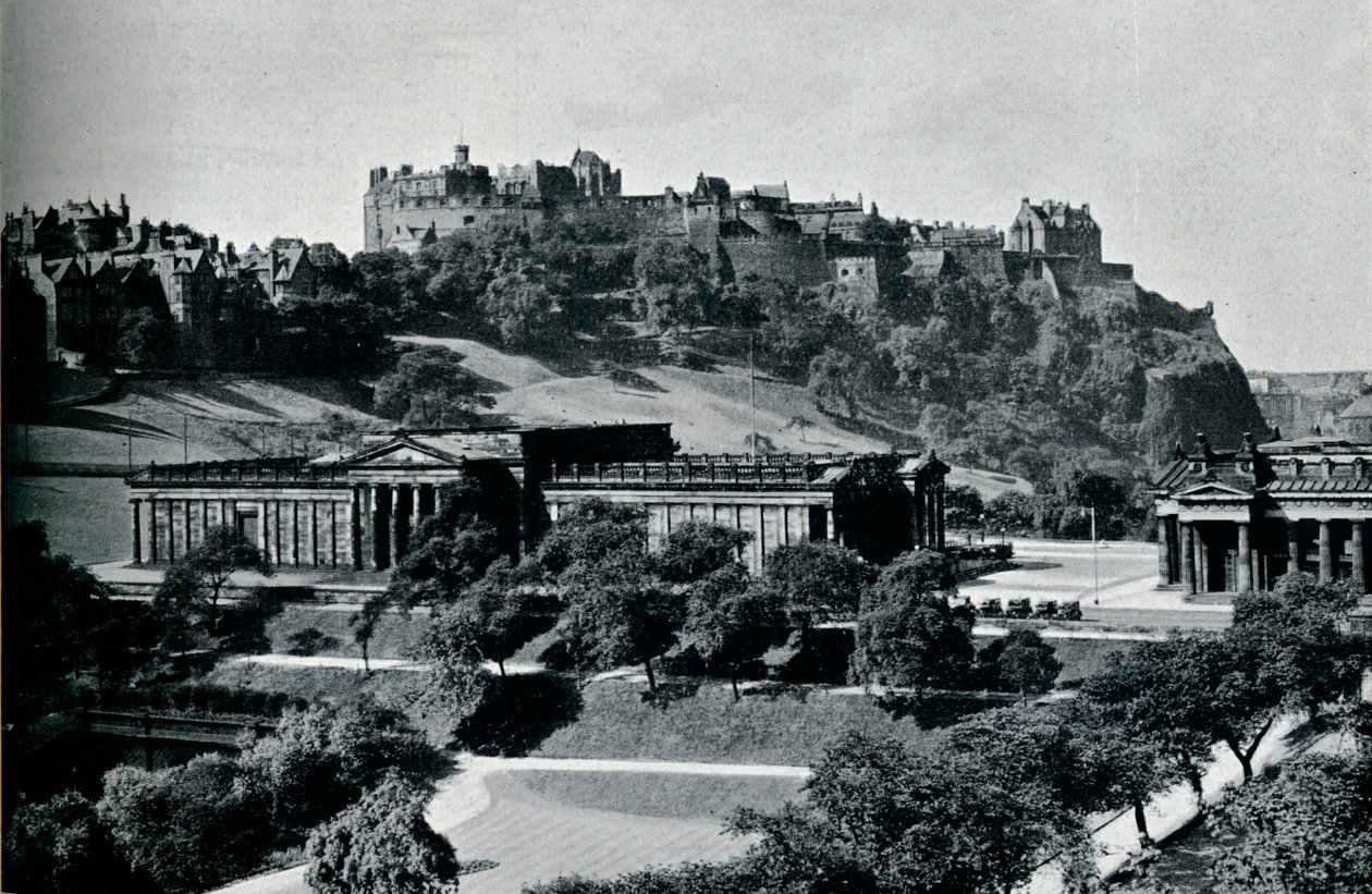 View of the National Gallery of Scotland and Edinburgh Castle by Unbekannt