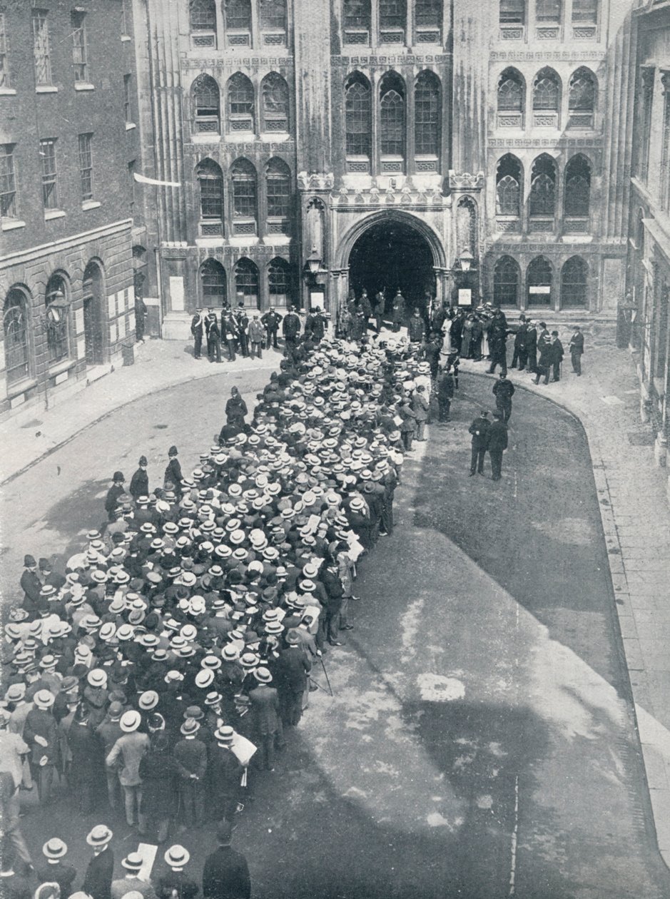 Waiting to enter the Guildhall for Mr. Asquith