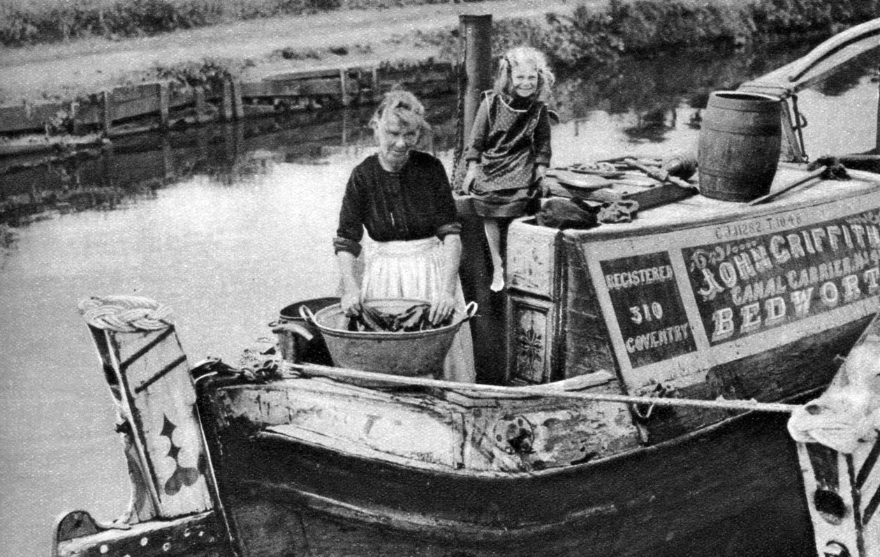 Washing day on the canal boat, 1926-1927 by Unbekannt