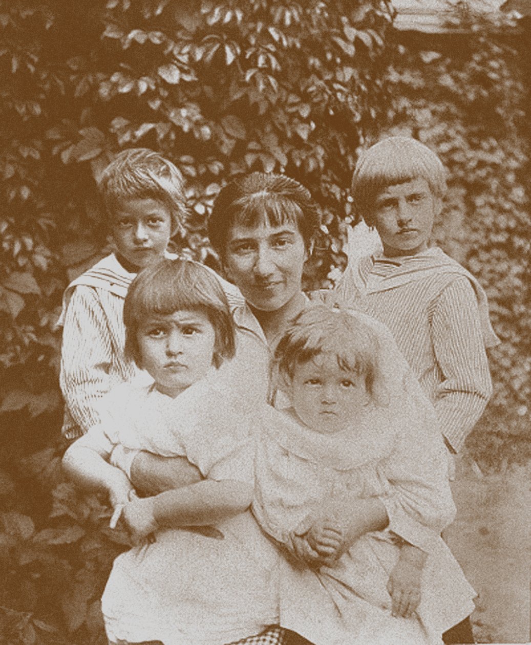 Zinaida Serebriakova with her children by Unbekannt