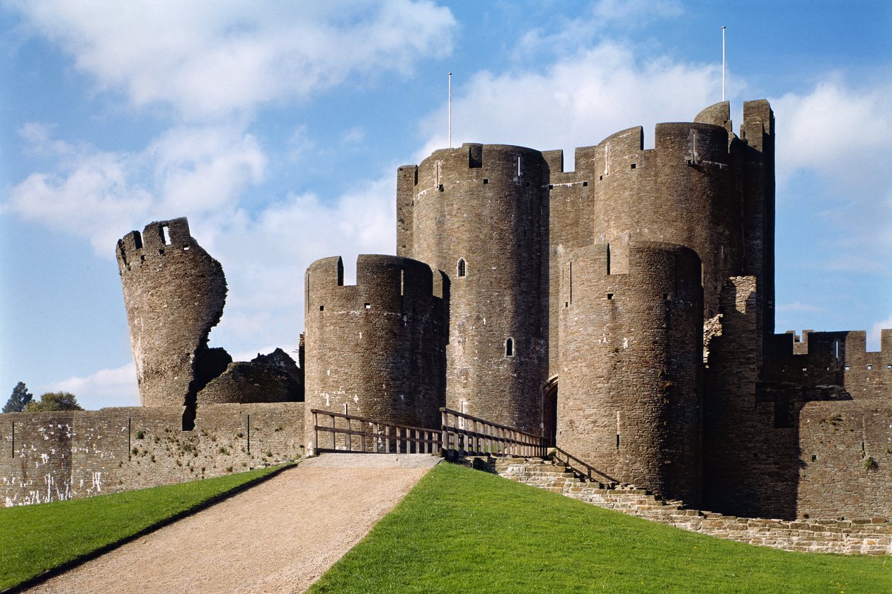 Caerphilly Castle, Exterior view showing bridge and Leaning Tower, English School, 13th century, completed 1277, Glamorgan, Wales by Unbekannt Unbekannt