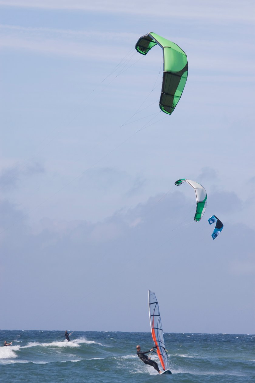 Parachute surfing and windsurfer on waves in sea, Sylt island, Schleswig-Holstein, Germany by Unbekannt Unbekannt