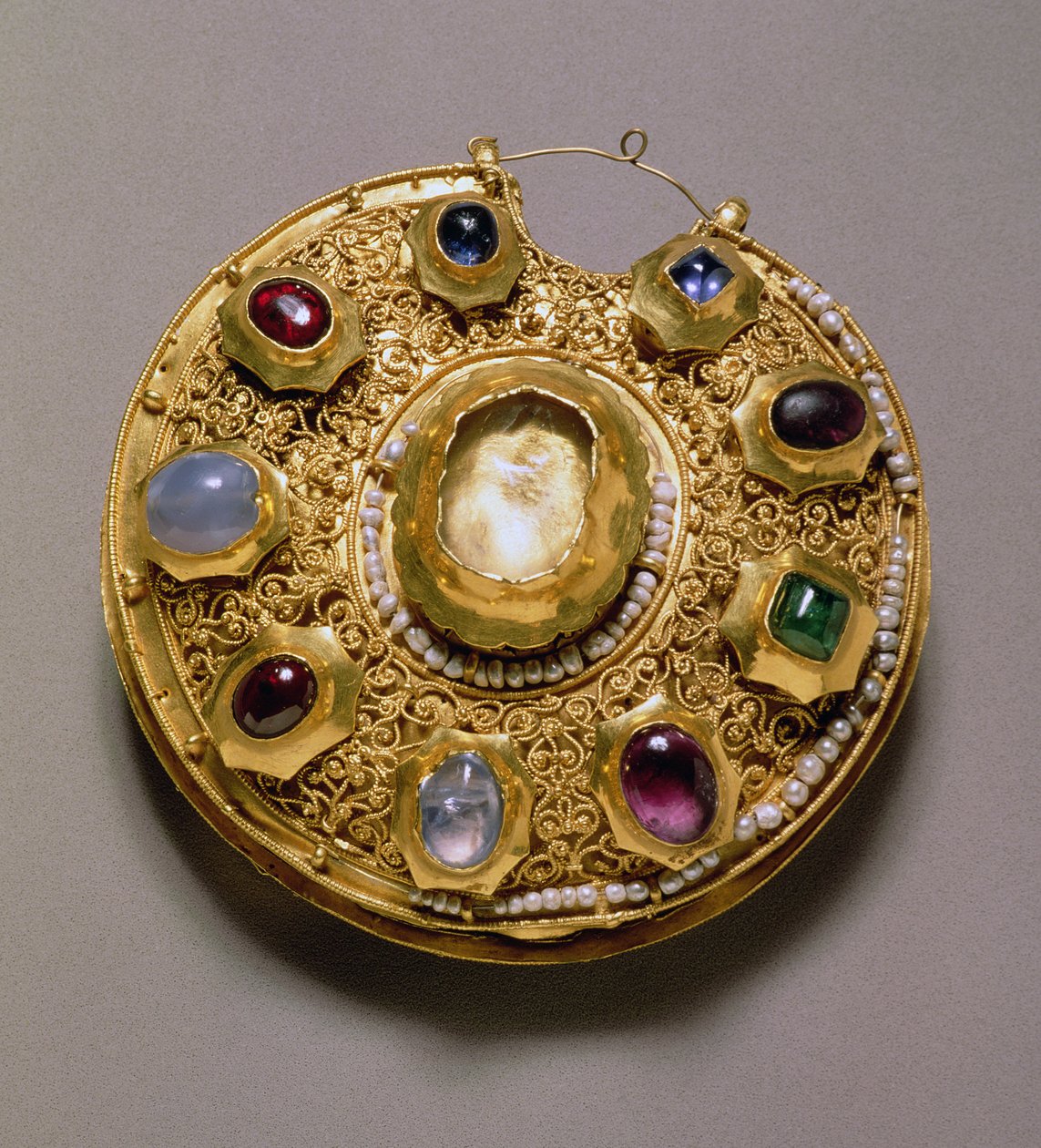 Kolt medallion, gold set with pearls and jewels, cloisonne, enamel, filigree and granulation decoration, Ryazan, 12th century by Unbekannt Unbekannt
