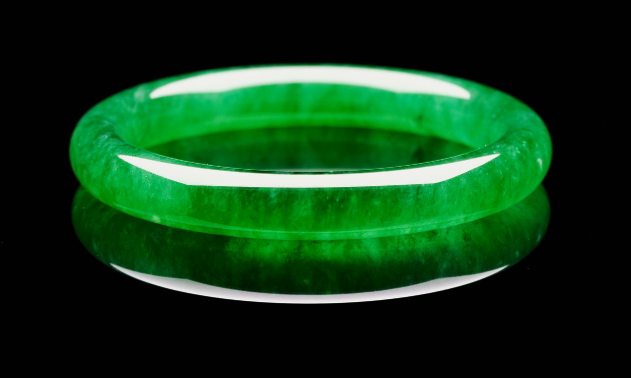 An exceptional jadeite bangle by Unbekannt