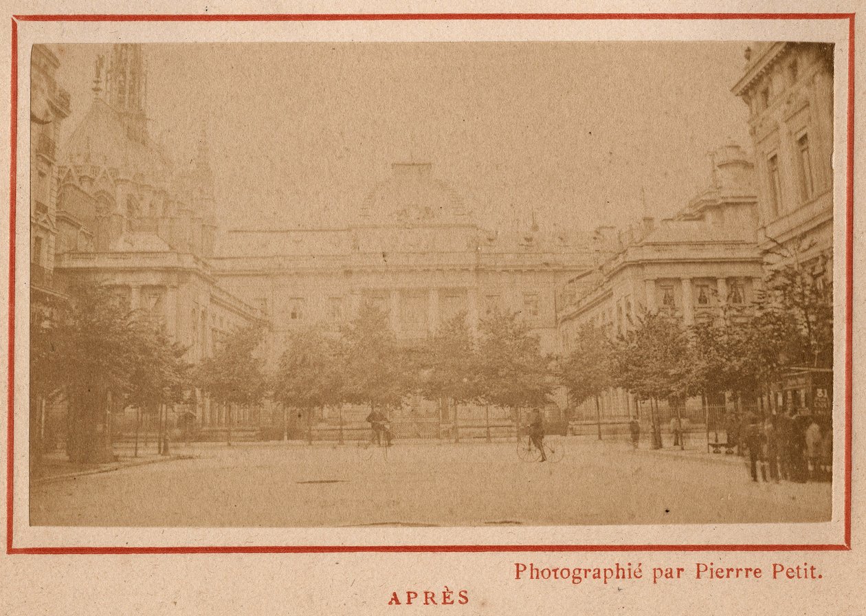 Commune of Paris (1871): view of the Palais de Justice in Paris after its fire in May 1871 by Unbekannt
