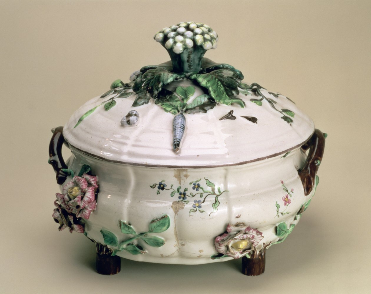 Covered tureen, decorated with applied ornament of flowers and vegetables, by Johan Ludwig Eberhard Ehrenreich, Marieberg, late 18th century by Unbekannt