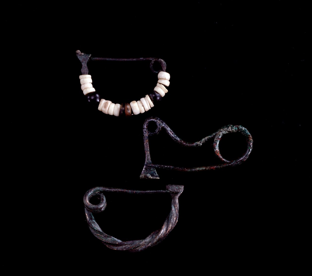 Etruscan art: three types of bronze fibulae from the tomb 59 by Poggio Selciatello, Pian della Regina, Tarquinia - 9th century BC - Dim 3.8 cm 3.3 cm and 3.5 cm by Unbekannt