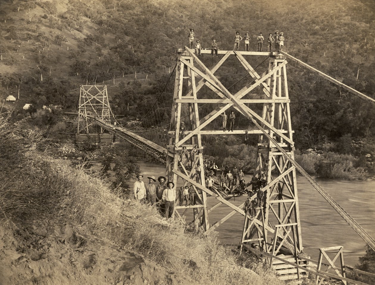 Fresno, California: 1890 This photograph by C.C. Curtis shows the Smith and Moore bridge over the Kings River which is part of flume built by Hiram T. Smith and Austin D. Moore, to transport lumber from the Sierras for their company, the Kings River Lumber by Unbekannt
