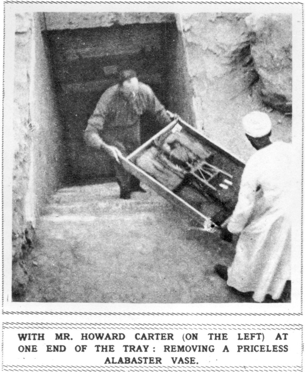 Howard Carter (1874-1939) Removing Treasures from the Tomb of Tutankhamun by Unbekannt