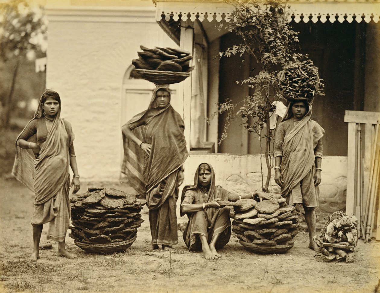Indian Peasant Women with Baskets of Dung Cakes and Kindling Wood by Unbekannt