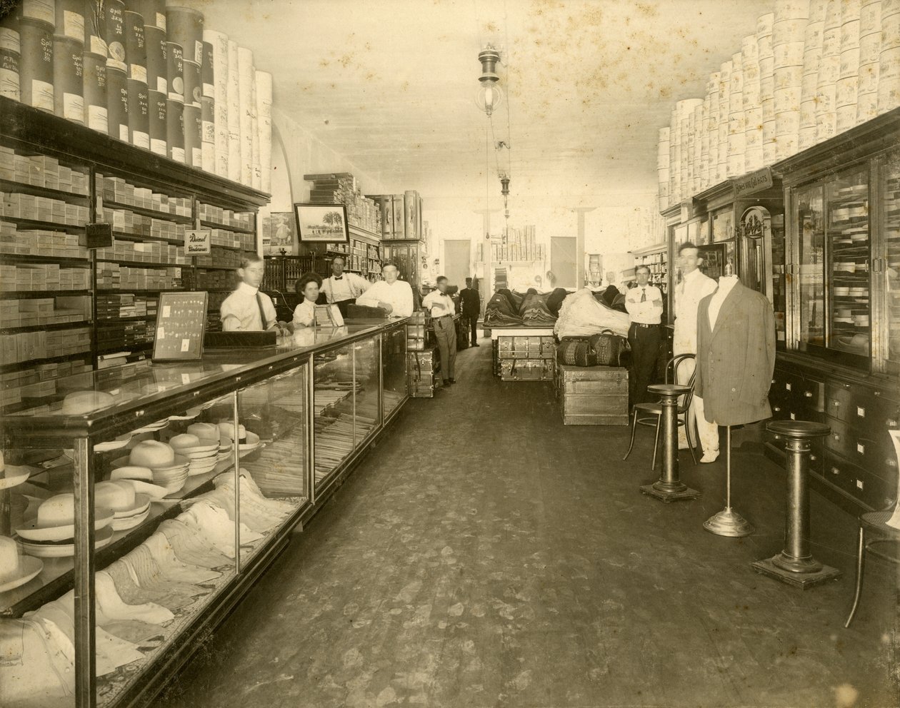 Interior of John Sewell & Co. Shoe Store at 304-6 12th Avenue (Flagler Street), c.1910 by Unbekannt