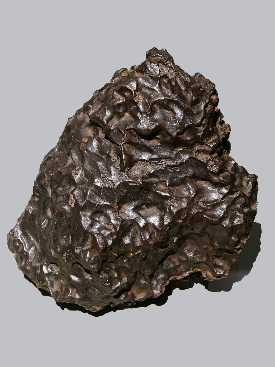 Iron meteorite (IIB). Fell in Sikhote-Alin (Russia) in 1947. Ecole des Mines, Paris. by Unbekannt