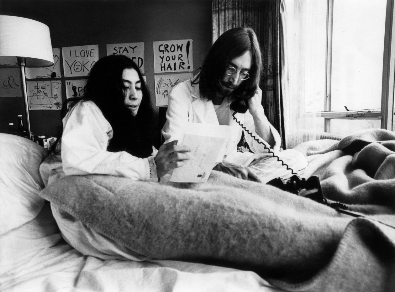 John Lennon and Yoko Ono at the Hilton Hotel in Amsterdam, 25th March 1969 by Unbekannt