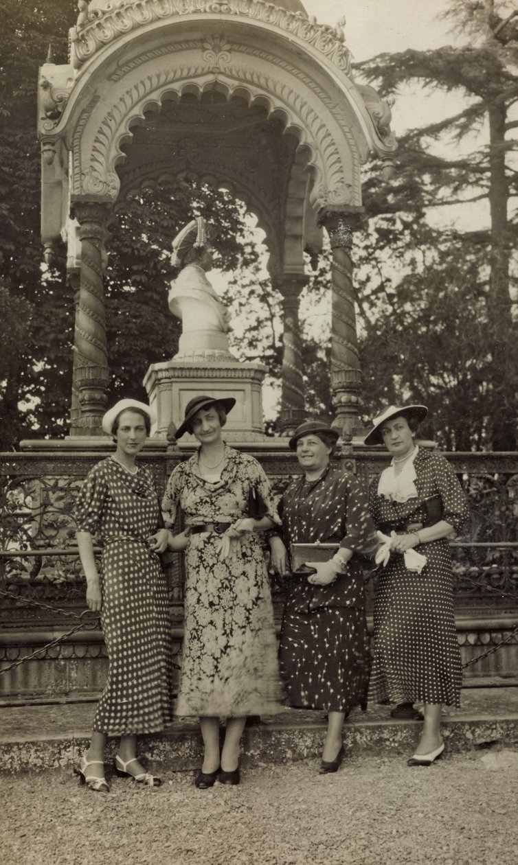 Ladies posing under the monument to Indian in the Parco delle Cascine of Florence by Unbekannter Künstler