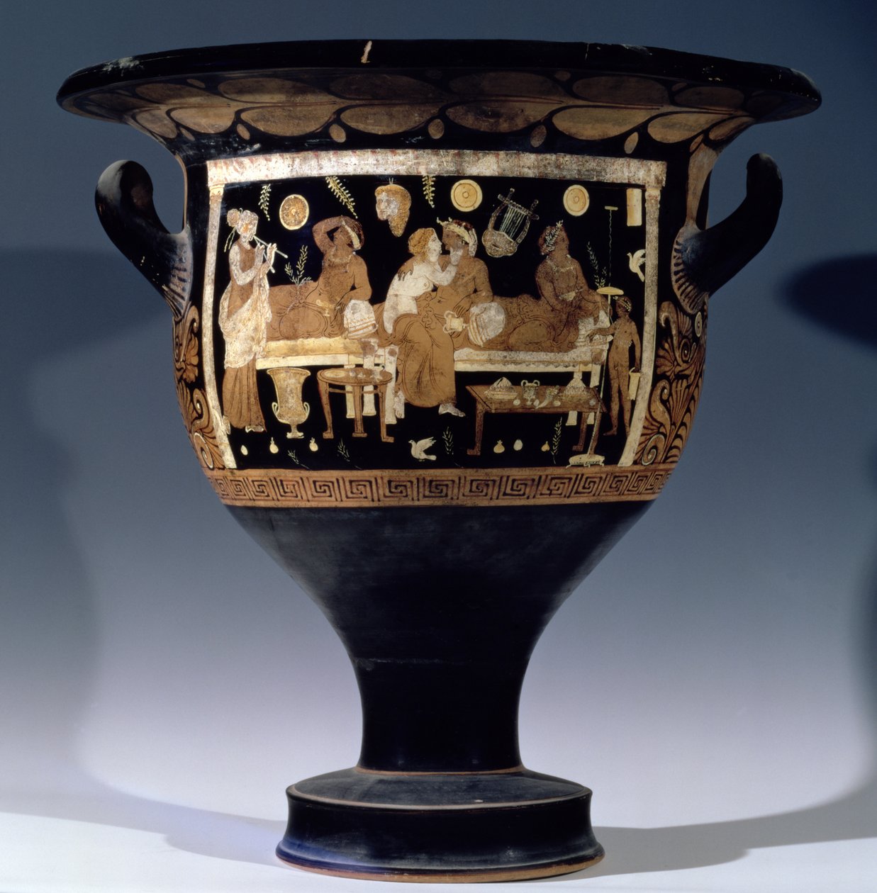 Red-figure bell krater depicting a banquet scene by Unbekannt