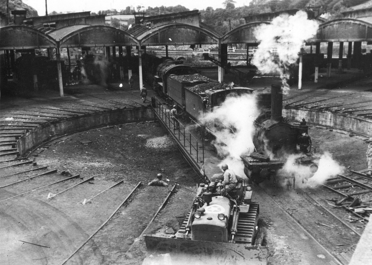 Second World War: Cherbourg (Manche) France July 1944: Genie soldiers of the US Army assisted by French railway workers restore railway rotunda by Unbekannt
