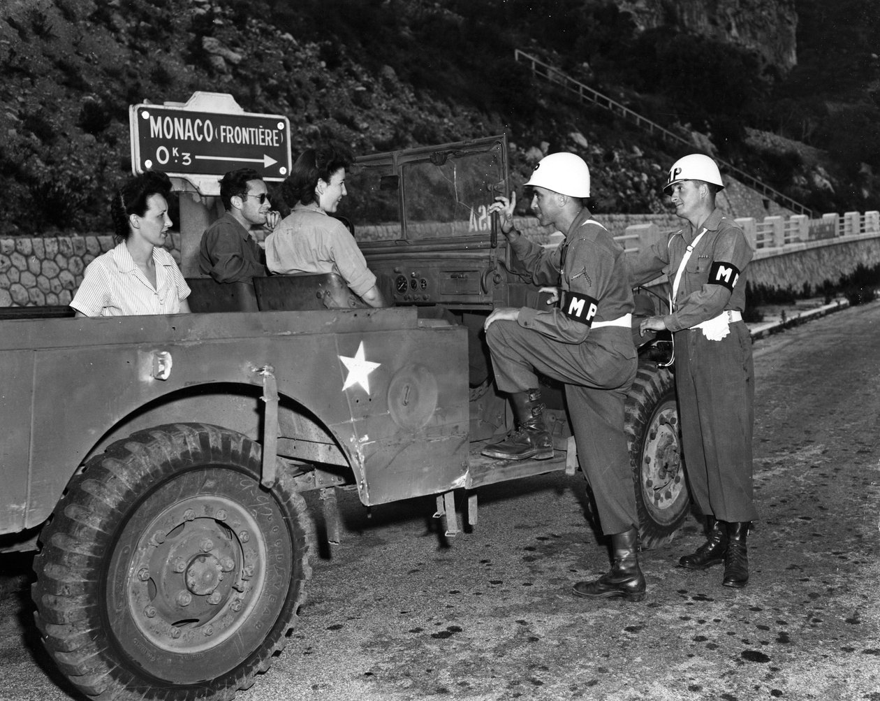 Second World War: Near Monaco French Riviera 30 June 1945: Two Wacs on leave and guests of the US Riviera Recreational Area (USRRA) discuss with two US Army military police officers stationed at the edge of the Mone by Unbekannt