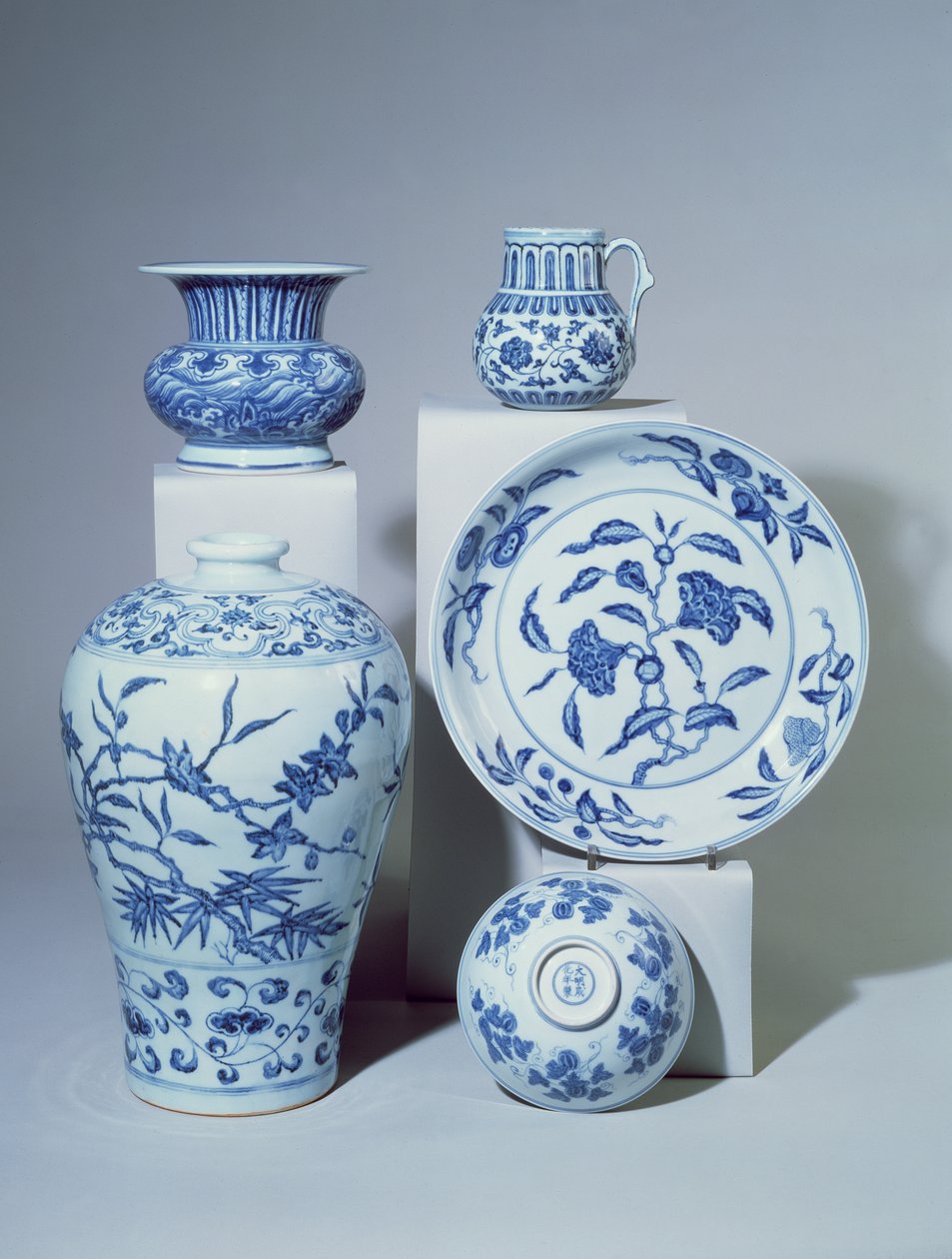 Vase, Bowl, Plate and Two Small Vases, Ming by Unbekannt