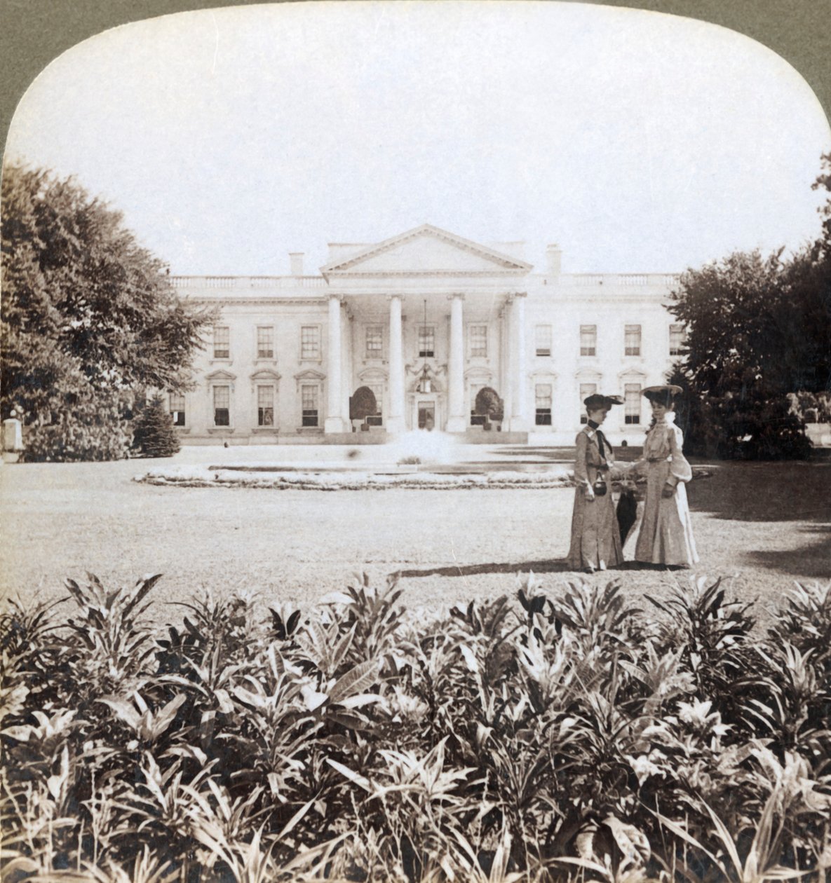 The White House, North Front, Washington, D.C., 1908 by Underwood and Underwood