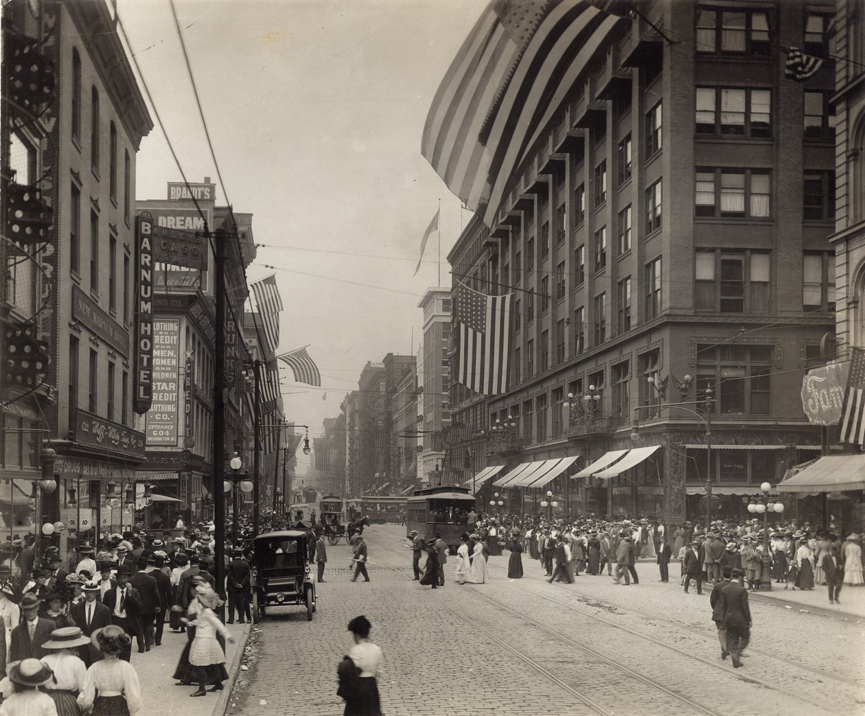Washington Avenue West from Just East of Sixth Street by Unknown