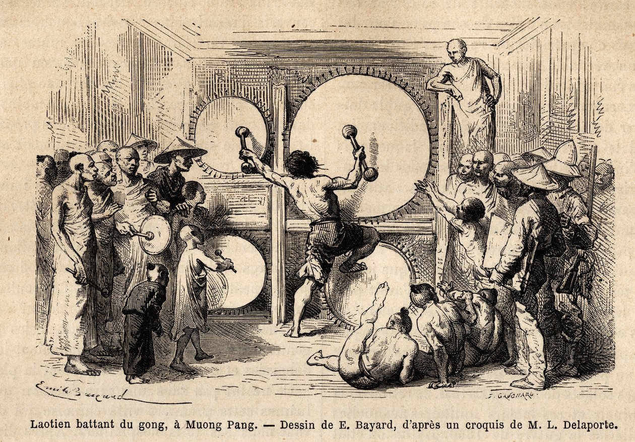 A Laotian beating gong in Muong Phang, weapon of several hammers, and striking with double blows on several instruments placed in front of him; the author of the story is represented in the audience, carrying his cardboard drawing under his arm. Engraving by Unknown artist