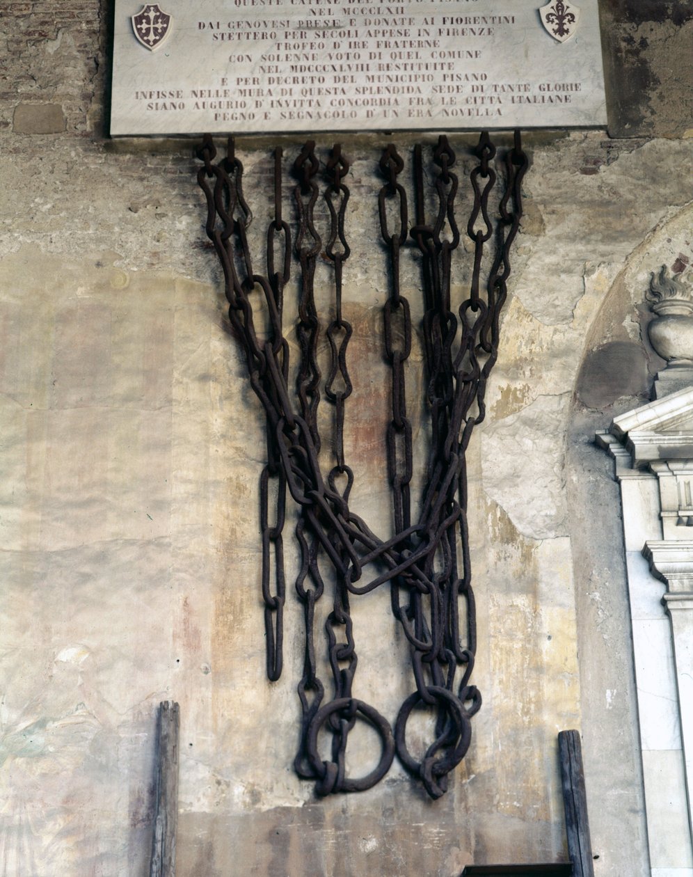 Die Ketten, die den Hafen von Pisa schlossen. Sie wurden von den Genuesen während des Sieges von Meloria gegen Korsika im Jahr 1284 genommen und dann nach Florenz gegeben und 1858 an die Stadt Pisa zurückgegeben. Pisa Camposanto von Unknown artist