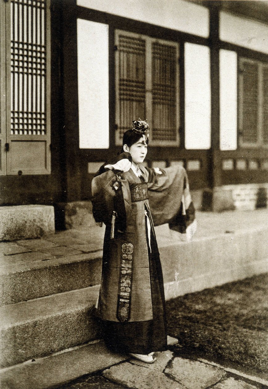 Korean dancer Kusang (late 19th century) by Unknown photographer