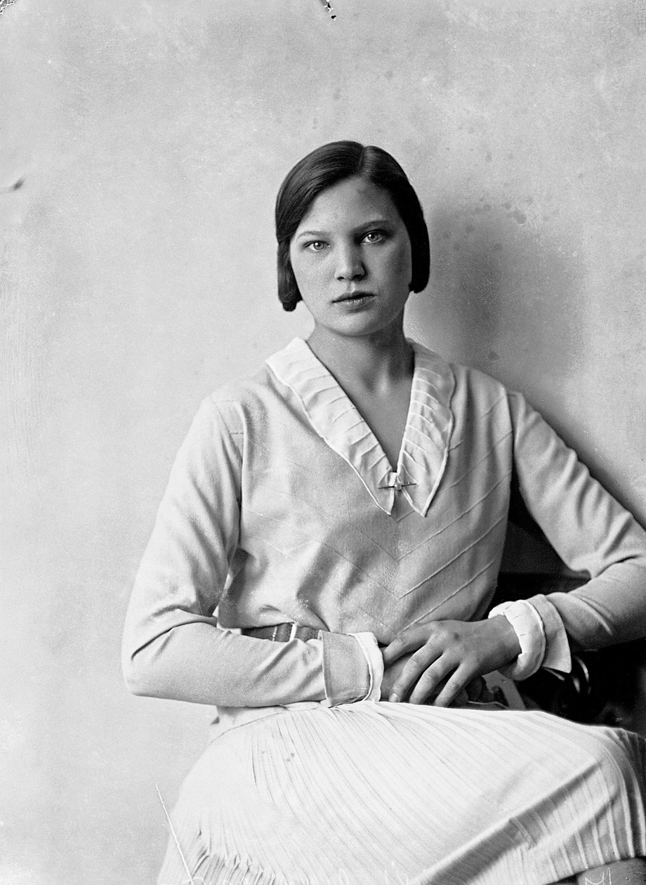 Portrait of Marion Wulz in dress designed by Anita Pittoni, c.1940 by Wanda Wulz