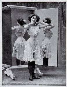 Model presenting the Thylda corset (photo by Félix, in 