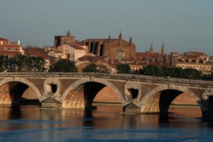 Pont-Neuf over Garonne river, Toulouse, Midi-Pyrenees, France