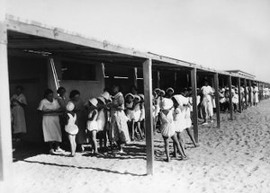 Villa Rosa Maltoni Mussolini: meal distribution on the beach