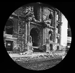 The West Entrance to the courthouse after the Great Chicago Fire, 1871