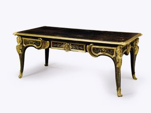 Louis XIV ormolu-mounted brown tortoiseshell bureau plat, c.1710