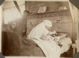 First World War 1914-1918: nurse shaving a soldier in Couville, Lower Normandy, France. Anonymous photograph July 1917. Private collection, Stella.