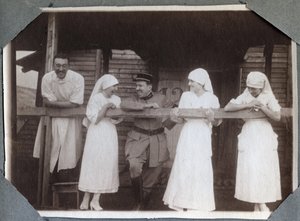 First World War 1914-1918: nurses in a funny blouse with soldiers and a doctor in Couville, Manche, Lower Normandy, France. Anonymous photograph July 1917. Private collection, Stella