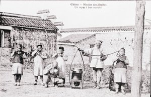 Jesuites mission providing cheap meals in China. Photograph of the early 20th century