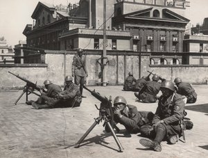 Air-Raid Defence Manoeuvres in Rome During World War II (photo)