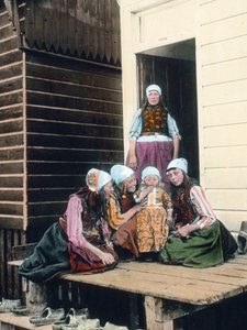 Portrait of a Dutch family. Proud mother with her four daughters, image date: circa 1920, Carl Simon Archive