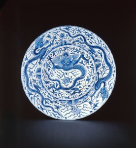 Blue and white dish painted with dragons, Wanli or Chongzheng, 1600-35
