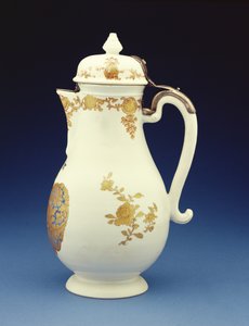 Coffee pot of Meissen form decorated predominantly in gilt with the arms of Gustav Gabriel Loodh, Qianlong period (side view of 210133)