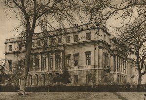 A View of London Museum at Lancaster House Through The Green Park Railings, c1935