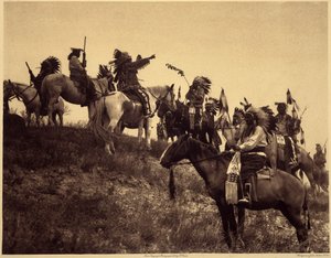 Planning a raid. The Indians, in their impressive typical costumes, come together in extremely picturesque groups. This is a troop from Sioux Ogalala (Oglala), on a hill overlooking the Wounded Knee Valley in the Pine Ridge Reserve, South Dakota. Photo tak