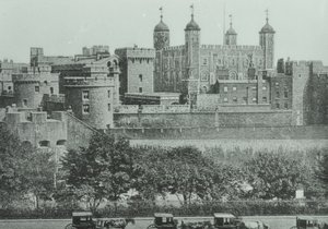 Tower Hill: view of the Tower of London, 1895