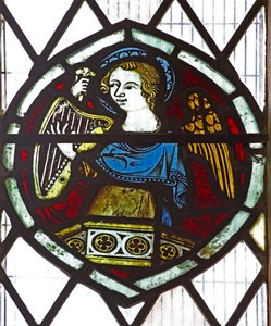 Window n6 depicting an angel with a harp