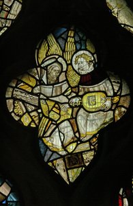 Window depicting two musician angels, one with a hurdy-gurdy