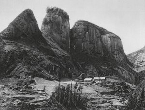 Ichangfu, Pi kia shan, Hupei, The Brush Holder Mountain opposite the Cave Temple of the Dragon King by Ernst Boerschmann