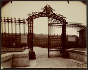 Grille, Invalides (Grillwork, Hôtel des Invalides, Paris) by Eugène Atget