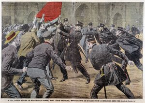In Lille, the police repel the anticlerics who come, in front of the church of St Maurice, to protest against Catholics celebrating Joan of Arc